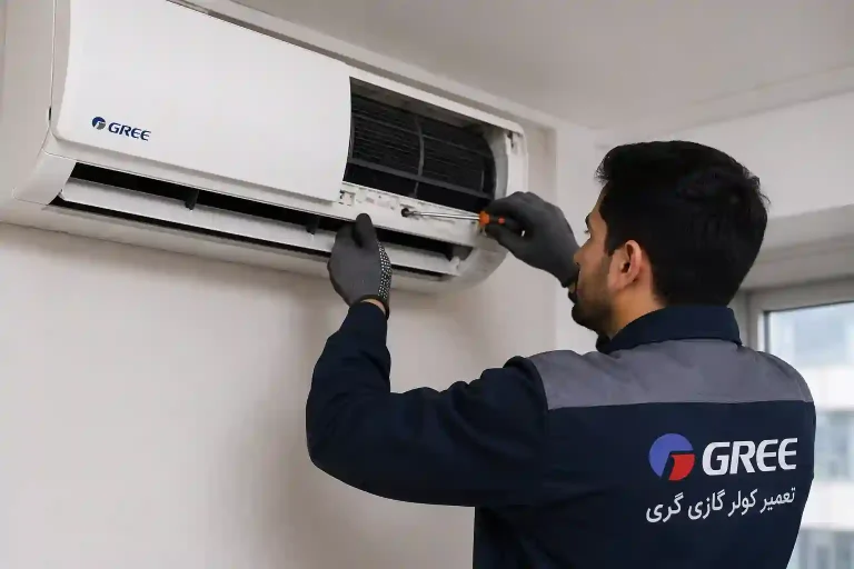 تعمیرکار در حال تعمیر کولر گازی گری در کرج