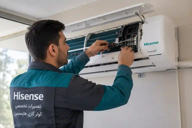 تعمیرکار در حال تعمیر کولر گازی هایسنس در کرج